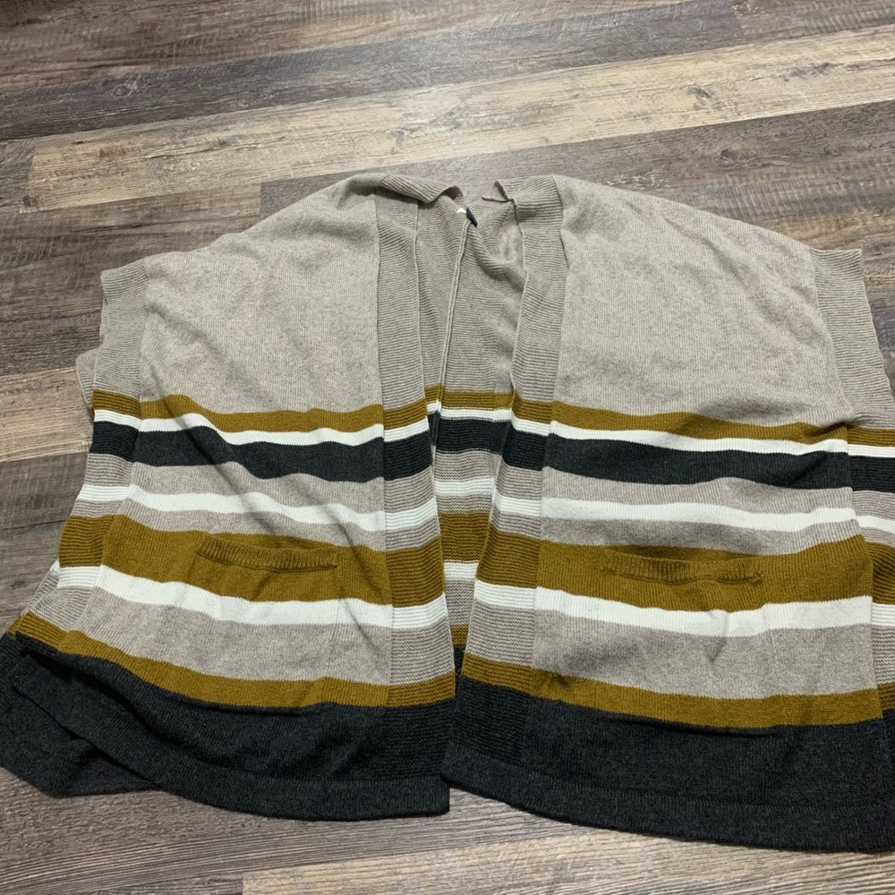Short sleeve sweater